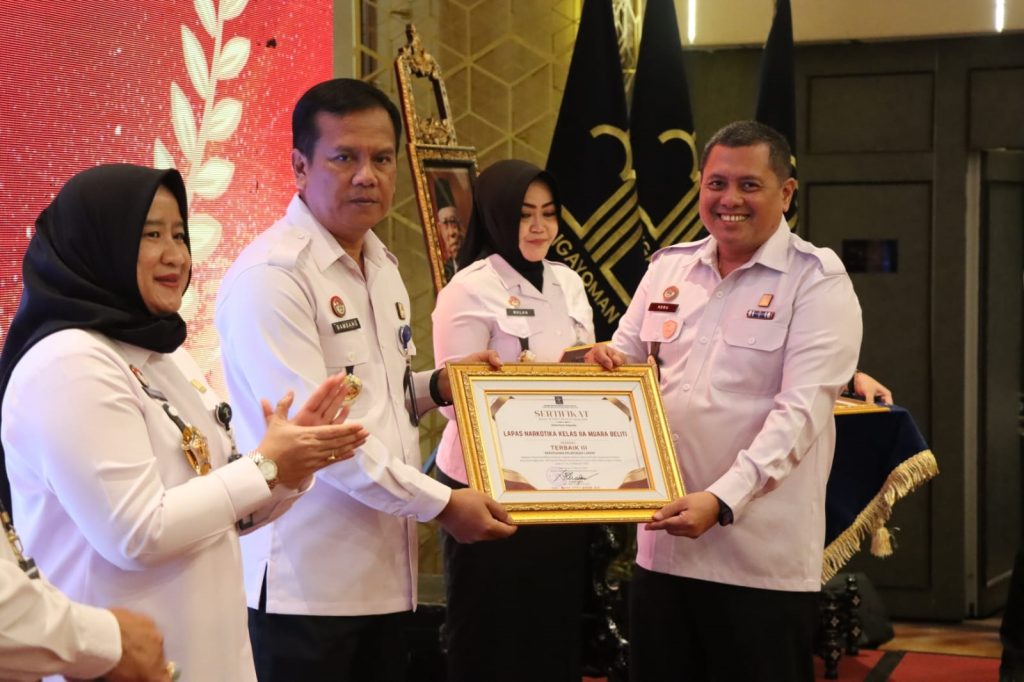 Penyerahan penghargaan kepada 15 (lima belas) UPT berkinerja terbaik selama tahun 2023 dengan 5 kategori penilaian.(Ist)