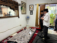 Saat melayat kle rumah duka