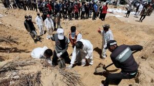 Warga Palestina menggali kembali jenazah-jenazah yang dikubur di RS Nasser dengan sekop karena mereka tidak punya alat berat. (detikNews/Reuters)