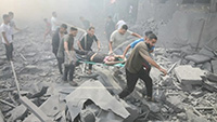  Warga Palestina divakuasi setelah Israel Bombardir  Rafah.(VIVA Militer: /AP Photo)