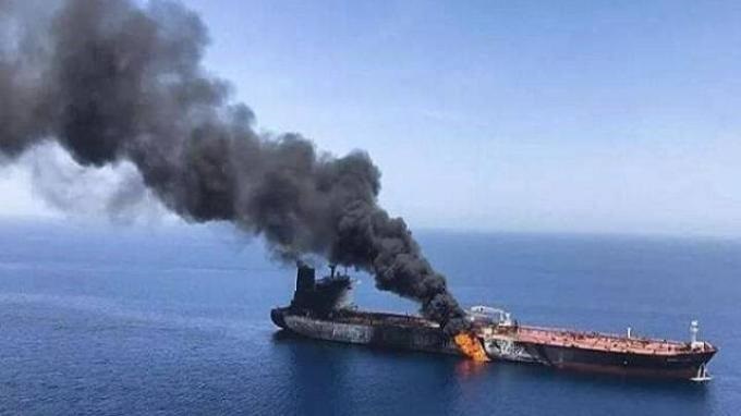 ILUSTRASI - Sebuah kapal yang dikabarkan berkepemilikan Israel terbakar setelah mendapat serangan rudal Houthi./ TRIBUNNEWS.COM/india.com