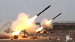 Petempur milisi Houthi dengan latar belakang bendera Yaman berpatroli di Laut Merah. Yaman memperluas blokade jalur perairan tidak hanya di Laut Merah tetap juga ke Laut Arab dan Samudera Hindia. (RIBUNNEWS.COM/ afp)