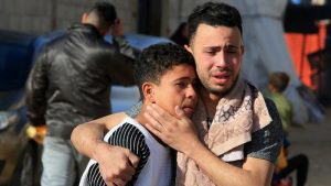 Keluarga korban yang tewas imbas agresi militer Israel (detiknews/Anadolu via Getty Images/Anadolu)