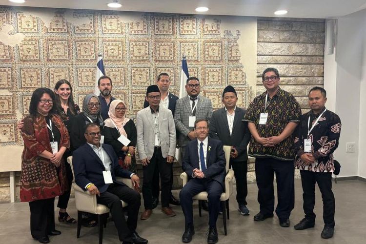 Foto Lima aktivis Nahdlatul Ulama, Syukron Makmun, Zainul Maarif, Munawar Aziz, Nurul Bahrul Ulum dan Izza Annafisah Dania saat bertemu dengan Presiden Israel Isaac Herzog.(Dok Website NU Online)