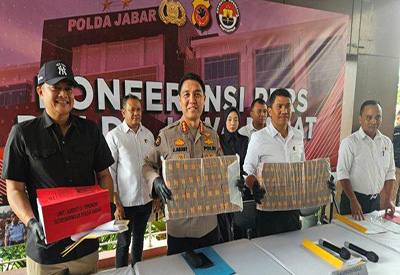 Direktorat reserse kriminal khusus (Ditreskrimsus) Polda Jabar berhasil mengungkap kasus tindak pidana korupsi (tipidkor) pembangunan fisik konstruksi gedung lanjutan D, F, dan G pada Rumah Sakit Al Ihsan, Dinas Kesehatan Provinsi Jabar yang berlokasi di Kabupaten Bandung, Kamis (19/12/2024)/Tribun Jabar .
