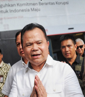   Mantan Direktur Jenderal (Dirjen) Imigrasi Ronny F. Sompie usai menjalani pemeriksaan di Gedung KPK, Jakarta, Jumat (3/1/2025). Komisi Pemberantasan Korupsi (KPK) memeriksa mantan Direktur Jenderal Imigrasi Ronny F. Sompie tersebut sebagai saksi penyidikan kasus dugaan korupsi dengan tersangka Harun Masiku dan Sekretaris Jenderal PDI Perjuangan Hasto Kristiyanto/ REPUBLIKA.CO.ID 