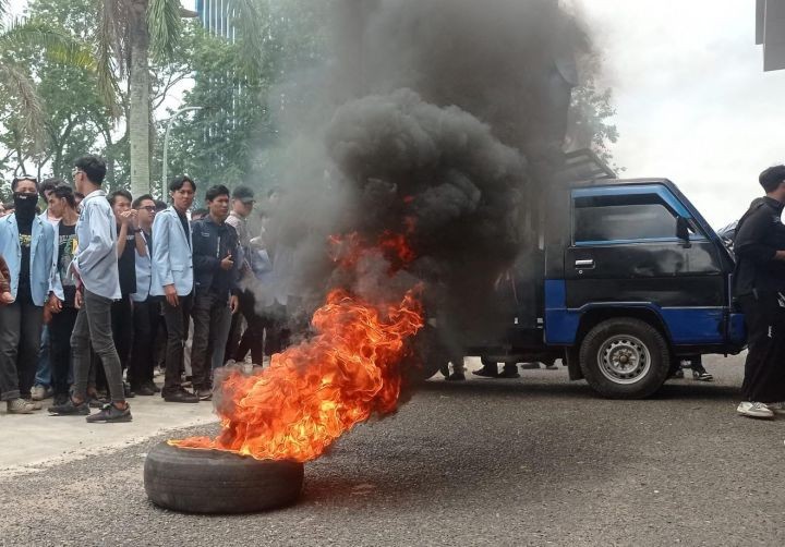 Mahasiswa Demo di Depan DPRD Sumsel Kamis, 20 Februari 2024. Metrotvnews.com