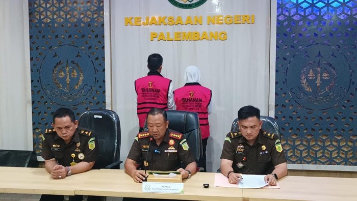 Foto: Fitrianti Agustinda dan suami ditetapkan tersangka kasus dugaan korupsi di PMI Palembang. (Dok. Kejari Palembang)