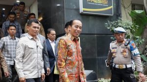POLEMIK IJAZAH PALSU - Presiden ke-7 RI Joko Widodo berjalan usai memberikan pelaporan soal tudingan ijazah palsu di Gedung Ditreskrimum Polda Metro Jaya, Jakarta, Rabu (30/4/2025). Pakar politik Ikrar Nusa Bhakti menyebut, pol[ijak emik keaslian ijazah bukan berarti menjelek-jelekkan nama Presiden RI ke-7 Joko Widodo (Jokowi/ Tribunnews.com  