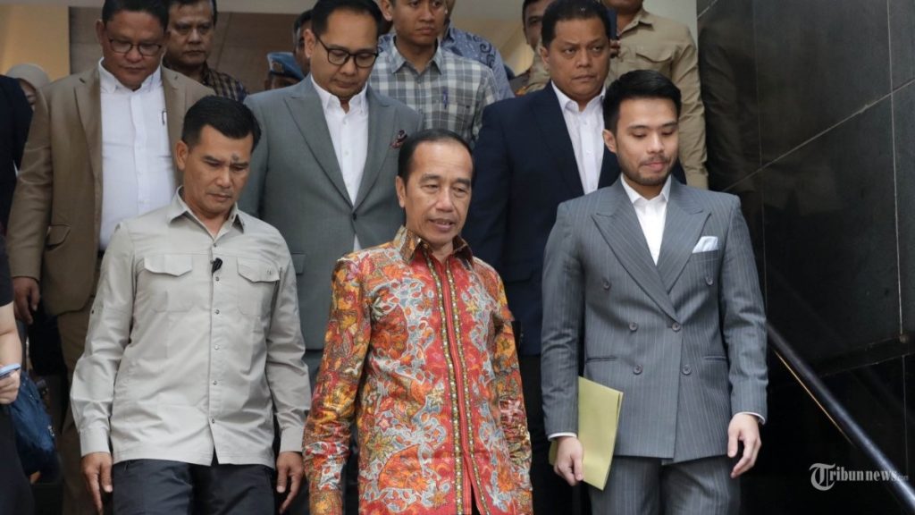 JOKOWI LAPOR - Presiden ke-7 RI Joko Widodo berjalan usai memberikan pelaporan di Gedung Ditreskrimum Polda Metro Jaya, Jakarta, Rabu (30/4/2025). Presiden ke-7 RI Joko Widodo memberikan pelaporan soal tudingan ijazah palsu yang dituduhkan kepada dirinya./ TRIBUNNEWS
