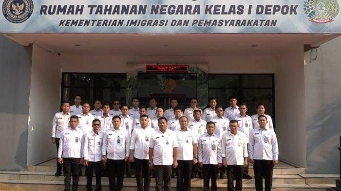 Jajaran pimpinan dan pegawai Rutan Depok mendeklarasikan perang terhadap narkoba dan HP Ilegal, Jumat (30/5/2025). Deklarasi ini sebagai upaya memperkuat integrasi dan mewujudkan lingkungan pemasyarakatan yang bersih dan bebas dari pengaruh negative/ Istimewa