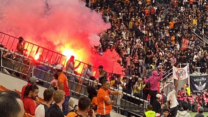 Pertandingan Persija melawan Malut United dalam Liga 1 di Jakarta International Stadium (JIS), Jakarta Utara dihentikan. (detikcom)