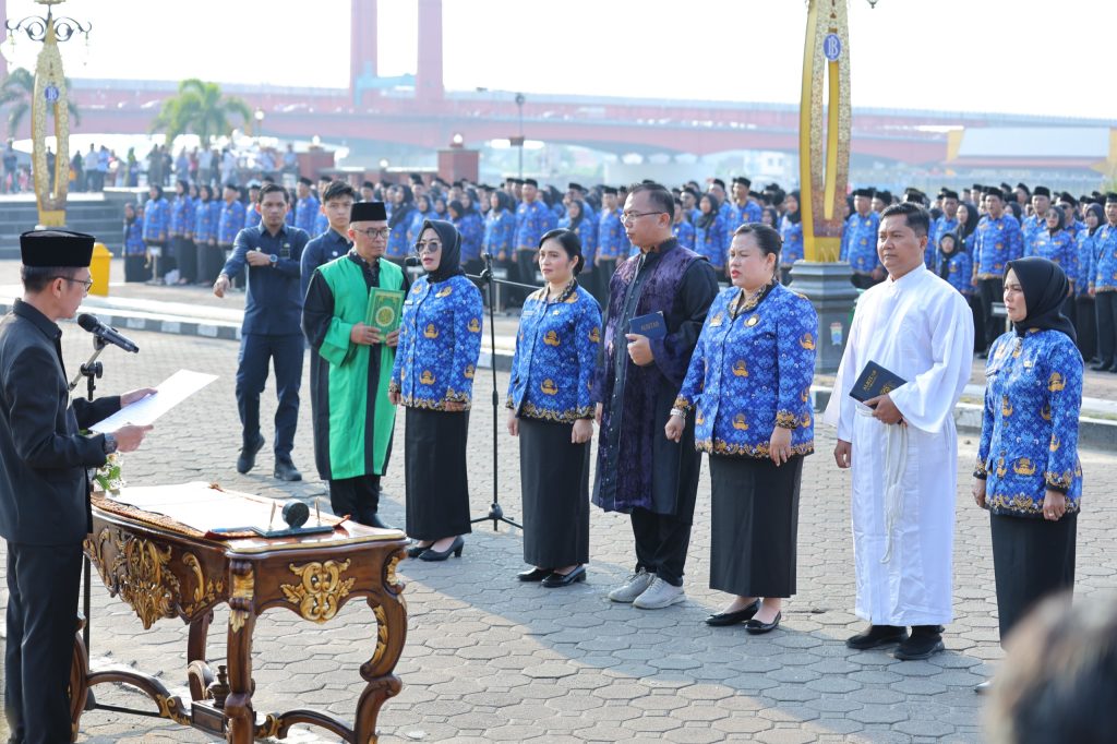 Ratu Dewa melantikan CPNS dan PPPK Pemkot Palembang, Jumat 2 Mei 2025 di Benteng Kuto Besak/sumeksco