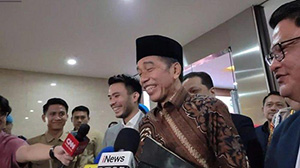 DUGAAN IJAZAH PALSU - Presiden RI ke-7, Joko Widodo (Jokowi) tertawa saat diminta tunjukkan ijazah yang dia ambil dari polisi. Tribunnews.com 