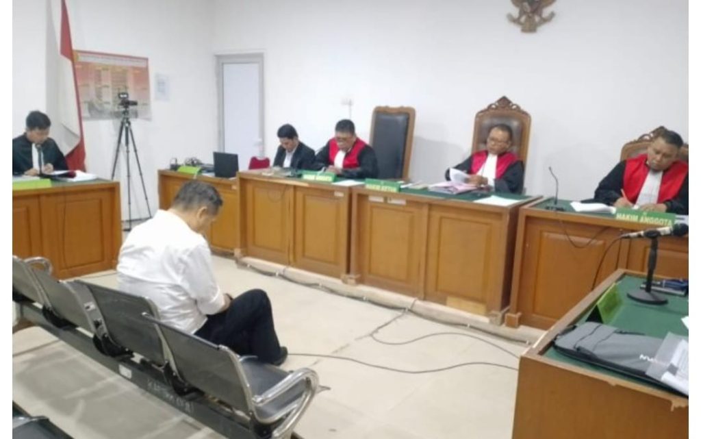 Mantan Kepala Disnakertrans Provinsi Sumsel, Deliar Marzoeki mengikuti sidang dengan agenda tuntutan di PN Tipikor Palembang, Senin (23/6/2025)/Sumselupdate.com