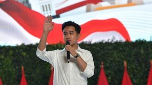 Saat ini sedang ramai wacana pemakzulkan Wapres Gibran Rakanbuming Raka. Pakar hukum tata negara Feri Amsari minta DPR segera memanggil pensiunan jenderal TNI soal wacana itu/ Wartakota.com  .   