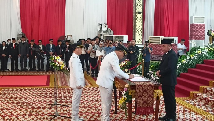 Irawan –Joncik Muhammad-Arifa'i dilantik Gubernur Sumsel menjadi Bupati dan Wakil Bupati Empat Lawang (detiknews.com)
