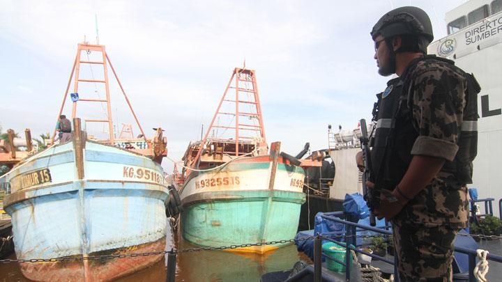 Seorang petugas Kapal Pengawas Kementerian Kelautan dan Perikanan bersiaga di sekitar kapal pencuri ikan berbendera Vietnam hasil tangkapan di Stasiun Pengawasan Sumber Daya Kelautan dan Perikanan (PSDKP) Pontianak di Sungai Rengas, Kabupaten Kubu Raya, Kalimantan Barat, Kamis, 9 Januari 2020. Menteri Kelautan dan Perikanan Edhy Prabowo menyatakan tiga kapal pengawas Kementerian Kelautan dan Perikanan yaitu KP Orca 3, KP Hiu Macan 01 dan KP Hiu 011. Tempo.co/ANTARA  