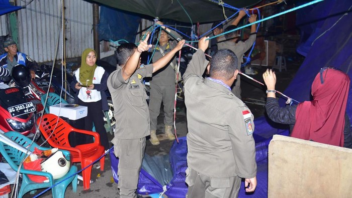 Lapak pedagang di Taman Bawah Jembatan Ampera Palembang dibongkar petugas gabungan. (Foto: detiknews.com)