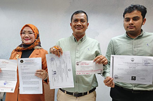 Dr Conie Pania Putri SH MH didampingi M Novel Suwa SH MM MSi dari LBH Bima Sakti selaku kuasa hukum 55 alumni MKes UKB yang bermasalah saat konfrensi pers, Senin malam (16/6/2025). (Sumselupdate.com).