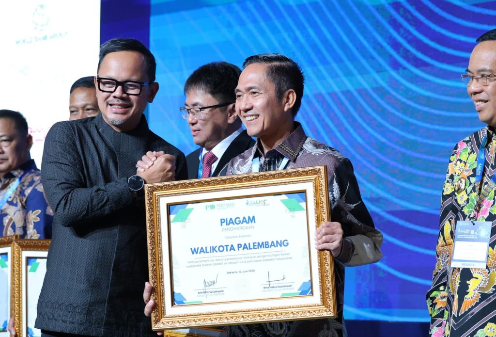Walikota Palembang Ratu Dewa saat menerima penghargaan dari Perpamsi diserahkan langsung oleh Wakil Menteri Dalam Negeri, Bima Arya, di Ruang Merak, Jakarta International Convention Center (JICC), Kamis (12/6/2025)/SuaraMetropolitan.  