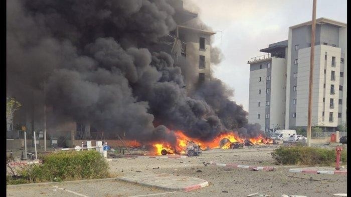 Serangan rudal Iran memborbardi Israel, kali ini sasarannya adalah Israel Selatan. Pukul 10.05 WIB dilaporkan bahwa serangan rudal menghantam Beersheba, Israel Selatan. Menyebabkan kebakaran beberapa unit kendaraan yang terparkir di luar gedung, gumpalan asap hitam tebal di lokasi serangan rudal Iran di Israel./Serambinews.com/Tangkapan layar X/@Mdais