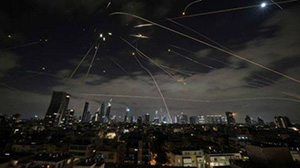 CEGAT RUDAL - Sistem pertahanan udara Iron Dome Israel menembak untuk mencegat rudal selama serangan Iran di Tel Aviv, Israel, pada Minggu (15/6/2025). Pasukan Garda Revolusi Iran (IRGC) menyatakan Iron Dome mengalami malfungsi karena salvo rudal mereka. (RNTV/TangkapLayar)