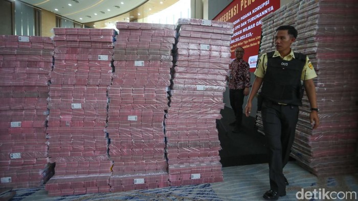Kejaksaan Agung (Kejagung) menyita uang sebesar Rp 11,8 triliun terkait dugaan dugaan korupsi korporasi ekspor crude palm oil (CPO) atau bahan baku minyak goreng. (detikcom)