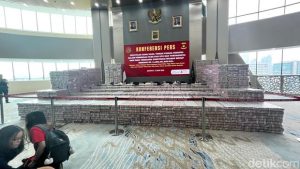 

Foto3: Kejaksaan Agung (Kejagung) menyita uang sebesar Rp 11,8 triliun terkait dugaan dugaan korupsi korporasi ekspor crude palm oil (CPO) atau bahan baku minyak goreng. (Rumondang/detikcom)