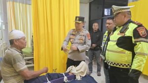Foto: Kapolres mengunjungi korban ambruknya Jembatan Muara Lawai (Detiknews.com/Dok. Polres Lahat)