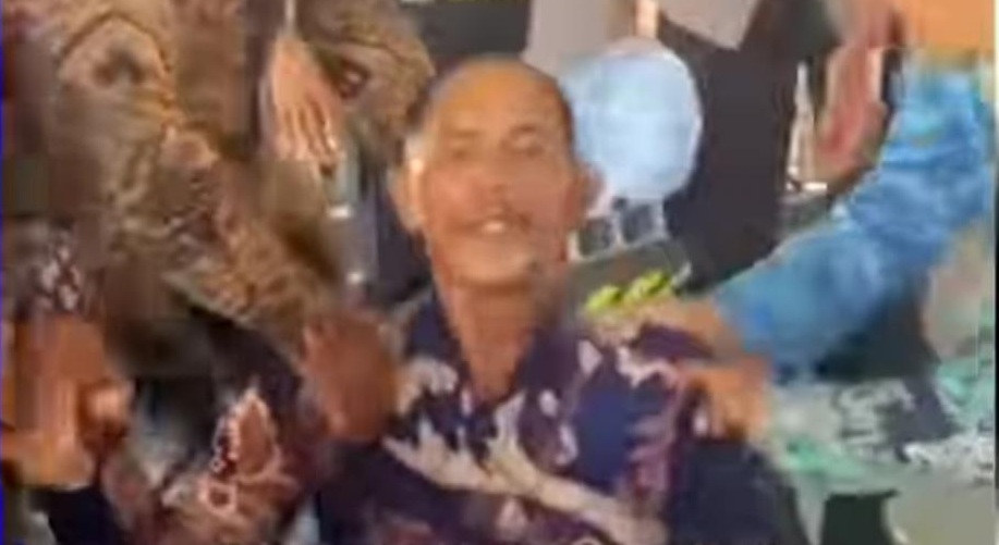 Tangkapan layar pria tua meninggal dunia saat menyanyi dan berjodet di acara perkawinan. (iNews.id,  ist/Instagram)