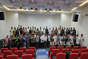 Pimpinan Pusat Majelis Komunikasi Alumni Babakan (Makom Albab) dan para pengasuh Pondok Pesantren Babakan Ciwaringin, Kabupaten Cirebon, mengeluarkan lima maklumat secara resmi terhadap kebijakan Gubernur Jawa Barat, Dedi Mulyadi REPUBLIKA.CO.ID.