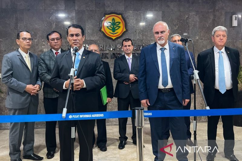 Menteri Pertanian RI Andi Amran Sulaiman (kiri baris depan) bersama jajaran, didampingi Menteri Pertanian Palestina Rezq Basheer-Salimia (kanan baris depan) memberi keterangan kepada awak media di Jakarta, Senin (7/7/2025). (Foto: Inilah.com/Antara)