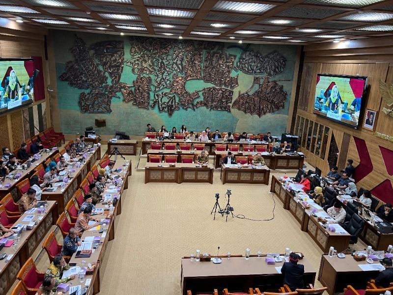 Rapat kerja dengan Menteri Pendidikan Dasar dan Menengah (Mendikdasmen) bersama komisi X di Kompleks Parlemen Senayan, Jakarta Pusat, Rabu (16/7/2025). ( Inilah.com)