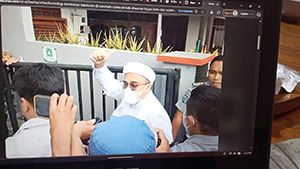 tapilann layatr HRS di tengah  keramaian