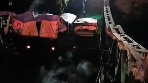 
Jembatan Muara Lawai Lahat ambruk (Foto: Detiknews.com)
