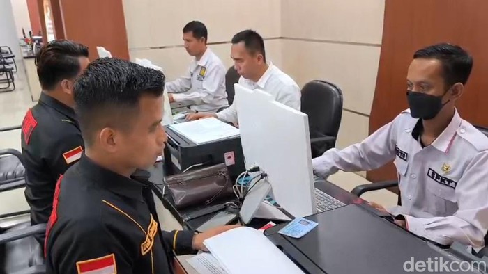 Kuasa hukum dua polisi saat melaporkan istri pamen di Sumsel di SPKT Polda Sumsel. (detiksumbagsel)