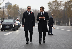 Presiden Prancis Emmanuel Macron (kanan) dan Perdana Menteri Inggris Keir Starmer (kiri) berjalan menuju patung Winston Churchill di Paris, pada 11 November 2024, sebagai bagian dari peringatan 106 tahun Gencatan Senjata 11 November 1918, yang mengakhiri Perang Dunia I. (Foto:inilah.com/ AFP)