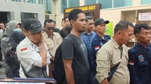  KADES TERKENA OTT - Seju,lah Kades di Kecamatan Pagar Gunung Lahat yang terjaring OTT saat dibawa ke Kantor Kejati Sumsel di Jalan Gub H Bastari Jakabaring Palembang, Kamis (24/7/2025) malam. (Sripoku.com)