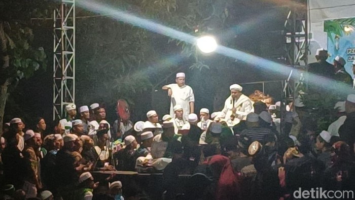 Acara tabligh akbar yang menghadirkan Habib Rizieq Shihab di Desa Pegundan, Kecamatan Petarukan, Kabupaten Pemalang, Jawa Tengah, pada Rabu (23/7/2025) malam, diwarnai bentrokan. Foto: detikJateng.