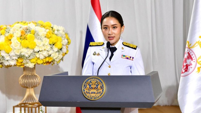 Kewenangan PM Thailand Paetongtarn Shinawatra dibebukan MK Thailand. (CNN Indonesia /REUTERS)