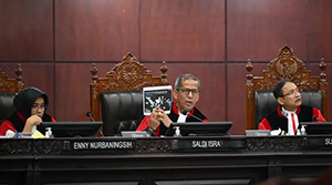 Keterangan gambar,Tiga hakim MK (dari kiri ke kanan), Enny Nurbaningsih, Saldi Isra, dan Suhartoyo/ BBC Indonesia .