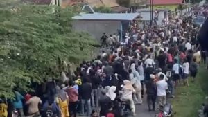 Foto: Rumah terduga pelaku pembunuhan bocah di OKI dikepung warga. (detiknews.com/Dok. Istimewa)