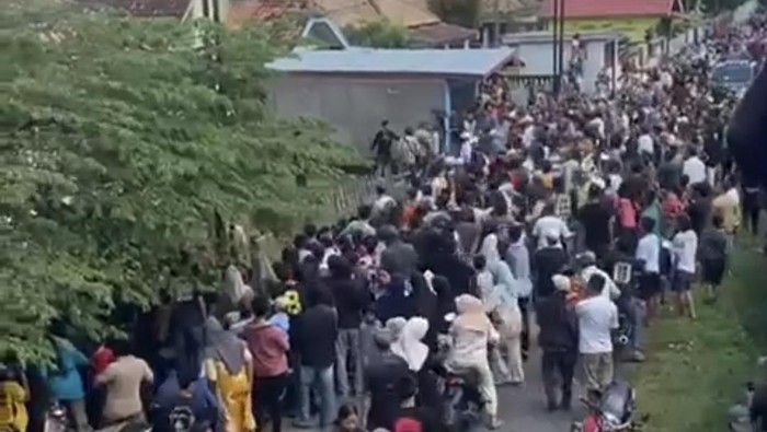 Foto: Rumah terduga pelaku pembunuhan bocah di OKI dikepung warga. (detiknews.com/Dok. Istimewa)