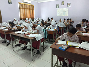 Ilustrasi suasana belajar di ruang kelas SMP/NET