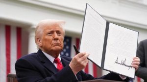 Presiden AS Donald Trump menunjukkan perintah eksekutif yang ditandatangani yang memberlakukan tarif pada barang impor selama acara pengumuman perdagangan "Make America Wealthy Again" di Rose Garden di Gedung Putih pada 2 April 2025 di Washington, DC. Menyebut acara tersebut sebagai "Hari Pembebasan", Trump mengumumkan tarif baru yang luas yang menargetkan barang-barang yang diimpor ke AS di negara-negara termasuk China, Jepang, dan India. Andrew Harnik/Getty Images/AFP (Foto ; tirto.id/ GETTY IMAGES NORTH AMERICA / Getty Images via AFP)