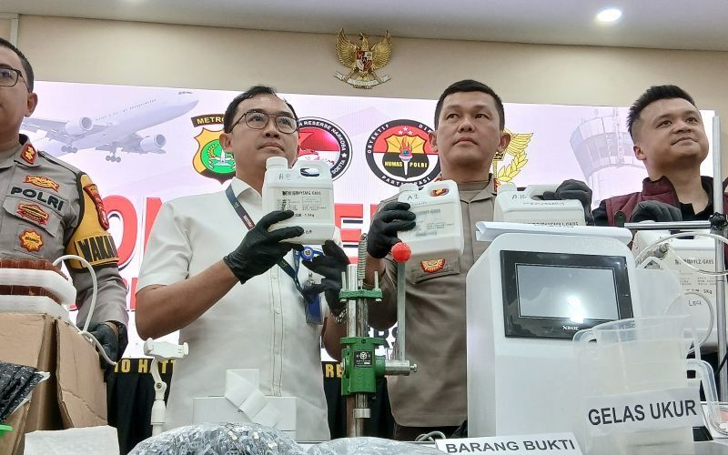 Kapolresta Bandara Soekarno-Hatta, Kombes Pol Ronald Sipayung (kedua kanan) menunjukkan barang bukti hasil ungkap kasus narkoba. (Foto: Inilah.comm/Antara)