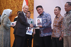 SERAHKAN BUKU---Chairul S Matdiah menyerahkan buku biografi kepada Gubernur Sumsel Herman Deru pada acara launching di Ballroom Hotel Aryaduta Palembang, Sabtu (23/8/2025).