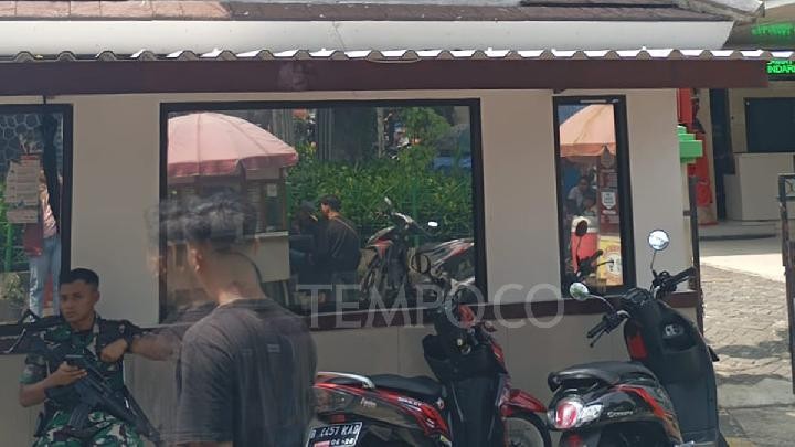 Anggota TNI berjaga di kediaman Jampidsus Kejagung, Febrie Adriansyah di Jakarta, 1 Agustus 2025.