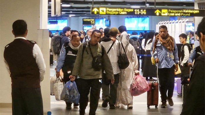 KPK meminta keterangan dari 3 pejabat Kementerian Agama untuk mendalami dugaan korupsi dalam penyelenggaraan ibadah haji. Ketiga orang yang dimintai klarifikasi tersebut berinisial RFA, MAS, dan AM. Foto petugas haji 2025 kembali di Tanah Air / Tribunnews.com 